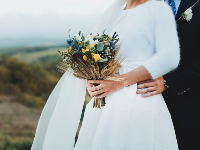 Невеста со свадебным букетом