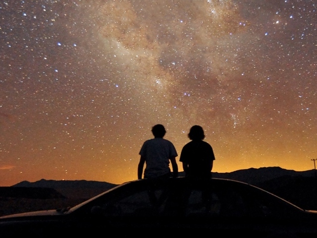 Милая пара на крыше автомобиля