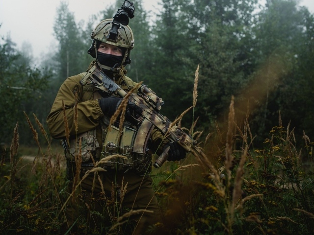 Солдат с повязкой  в траве