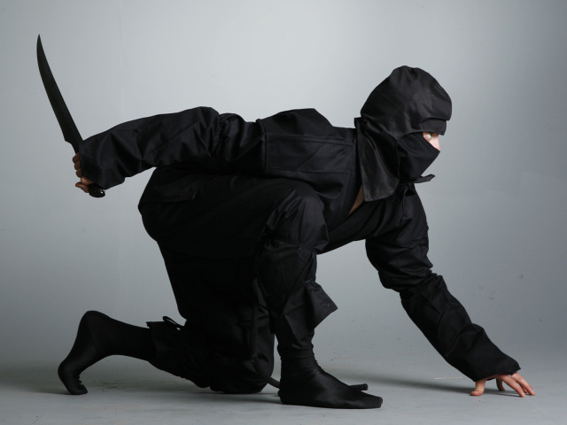 Ниндзя в черном костюме