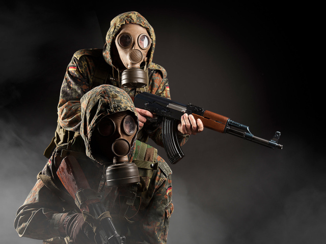 Солдаты в противогазах