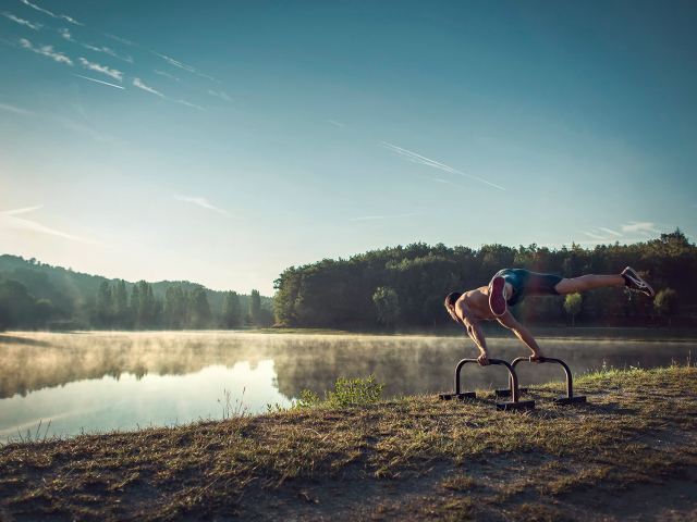 Занятия спортом у озера