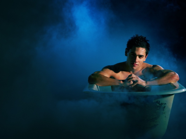 Мужчина в ванне