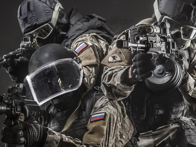 Три бойца спецназа