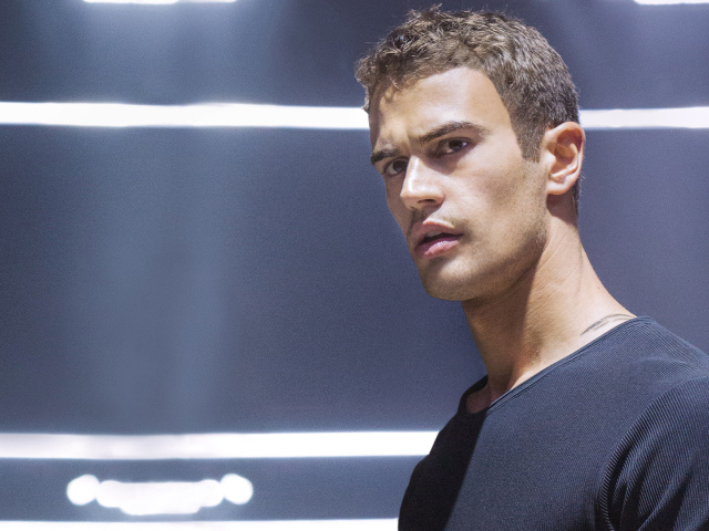 Знаменитость Тео Джеймс