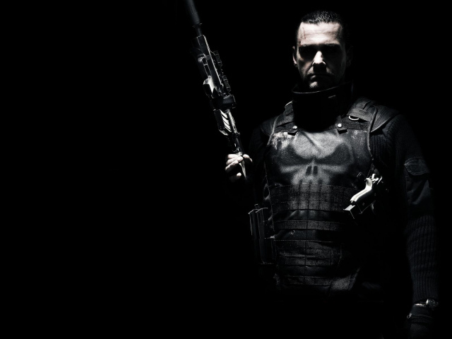 Рэй Стивенсон с оружием