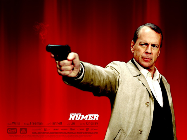 Брюс Уильямс с пистолетом