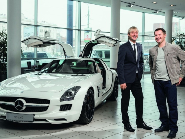 Евгений Плющенко в автосалоне