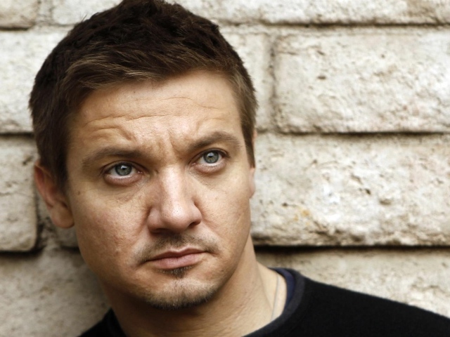 Джереми Реннер крупным планом