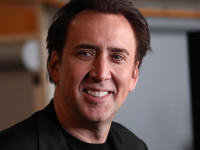 Николас Кейдж улыбается