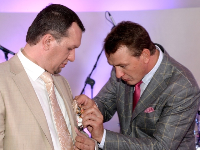 Награду вручает Марат Башаров