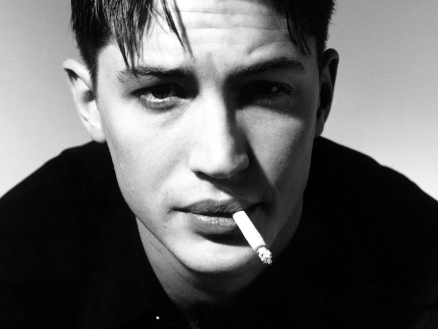 Том Харди в черно-белом