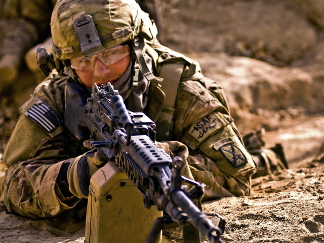 Солдат с пулеметом