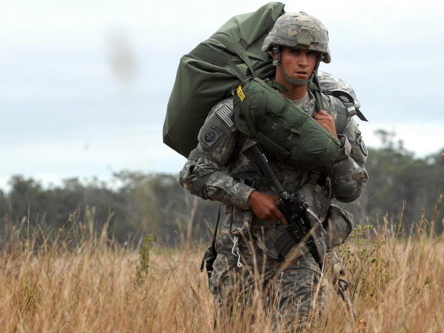 Солдат в траве