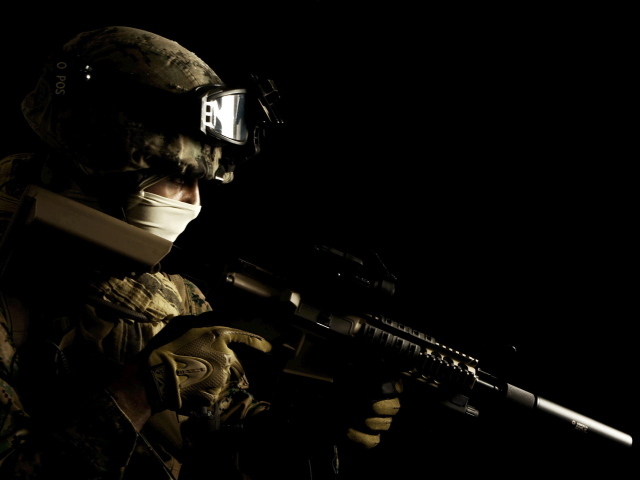 Солдат на черном фоне