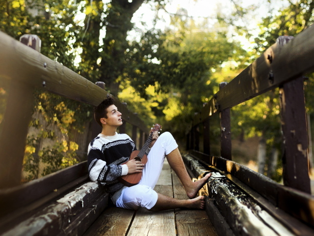 Парень с гитарой