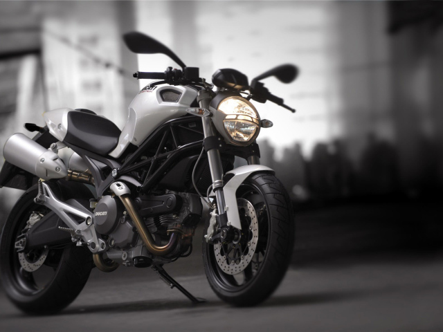 Красивый мотоцикл Ducati Monster 1200