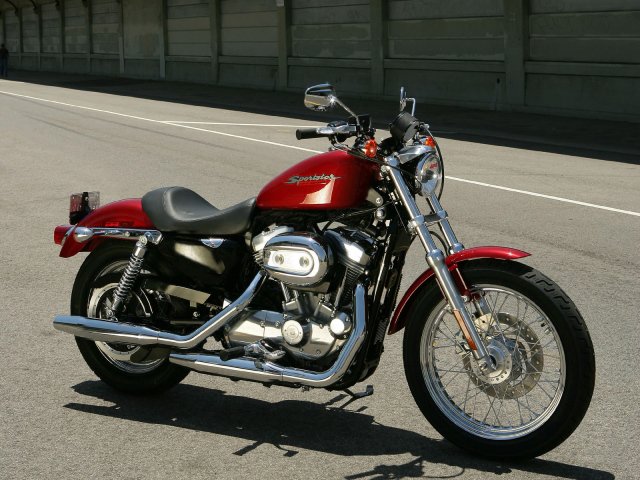 Красивый мотоцикл Harley-Davidson XL 883R Sportster Roadster