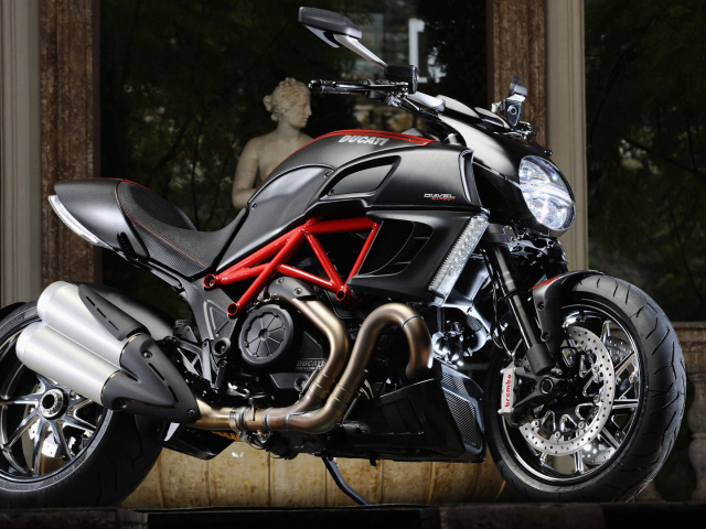 Красивый мотоцикл в москве Ducati Diavel