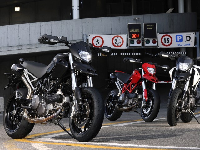 Красивый мотоцикл в москве Ducati Hyperstrada