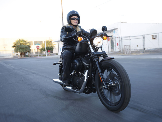 Красивый мотоцикл в москве Harley-Davidson XL 883N Sportster Iron