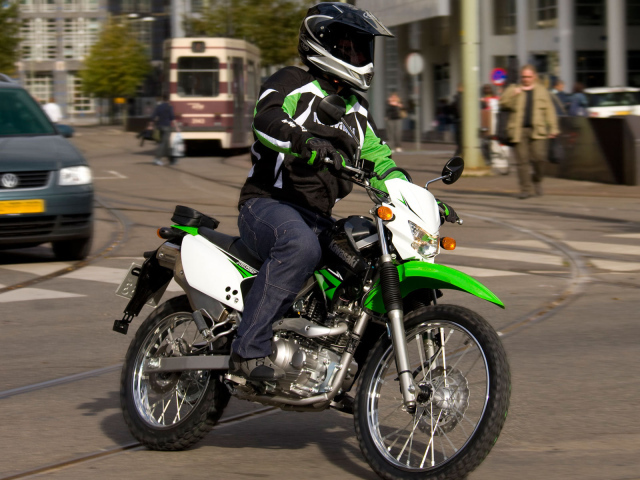 Красивый мотоцикл в москве Kawasaki KLX 125