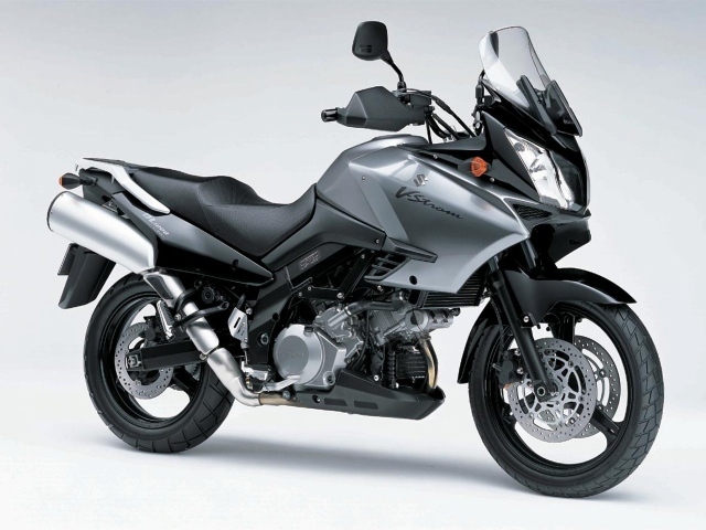 Красивый мотоцикл Suzuki V-Storm 1000  DL