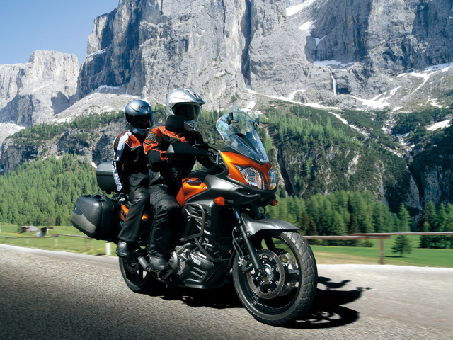 Красивый мотоцикл Suzuki V-Storm 650 ABS