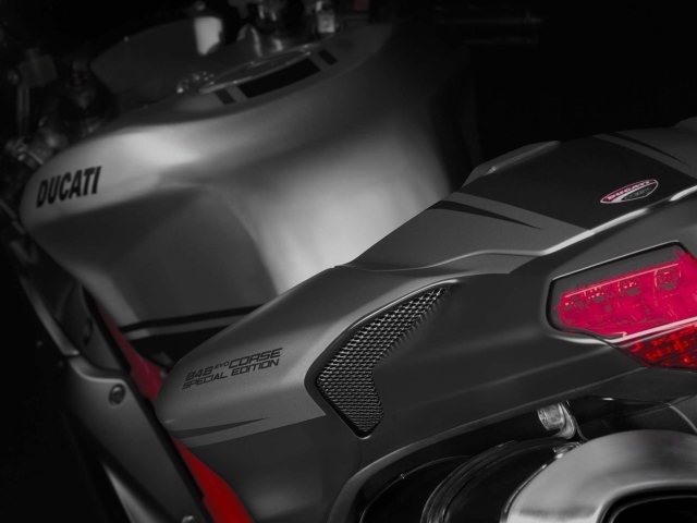 Мотоцикл модели Ducati Superbike 848 Evo