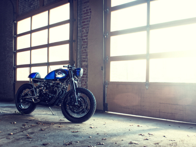Синий байк в гараже