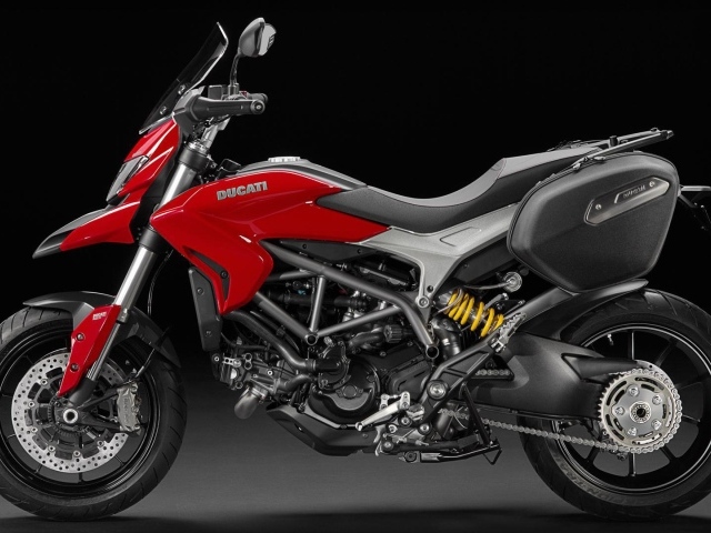 Быстрый мотоцикл Ducati Hyperstrada