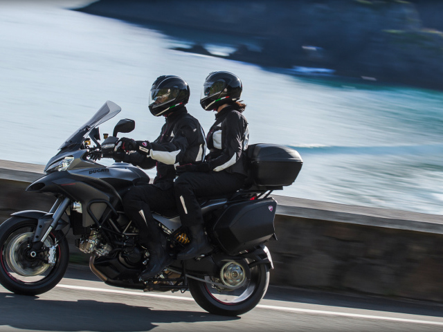 Быстрый мотоцикл Ducati Multistrada 1200 S Granturismo