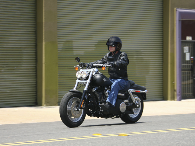Быстрый мотоцикл Harley-Davidson Dyna Fat Bob