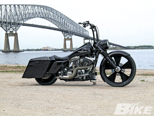 Быстрый мотоцикл Harley-Davidson Road King Anniversary Edition