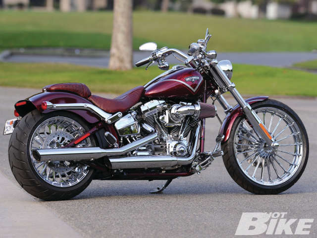 Быстрый мотоцикл Harley-Davidson Softail Breakout