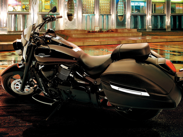 Быстрый мотоцикл Suzuki Intruder C1500T
