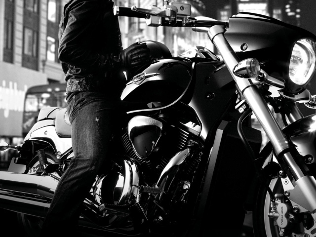 Быстрый мотоцикл Suzuki Intruder M1500