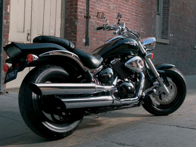 Быстрый мотоцикл Suzuki Intruder M800