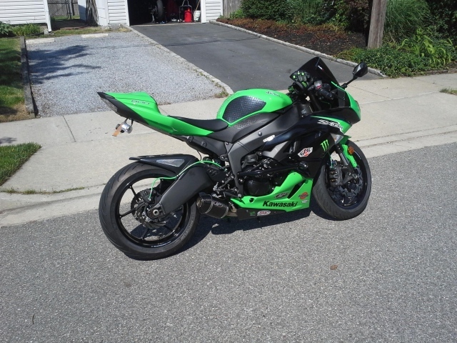 Быстрый мотоцикл Kawasaki Ninja ZX-6R 636 Performance