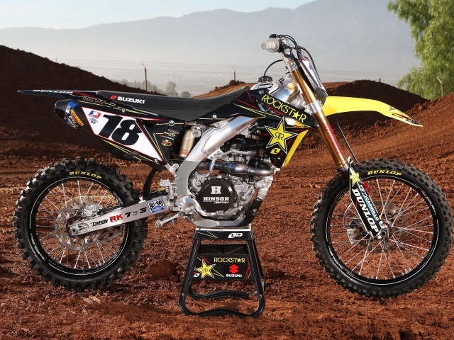 Невероятно быстрый мотоцикл Suzuki RMX 450 Z