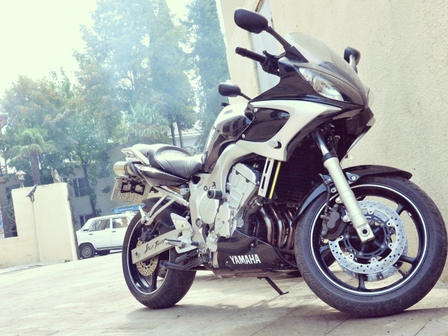 Современный мотоцикл Yamaha