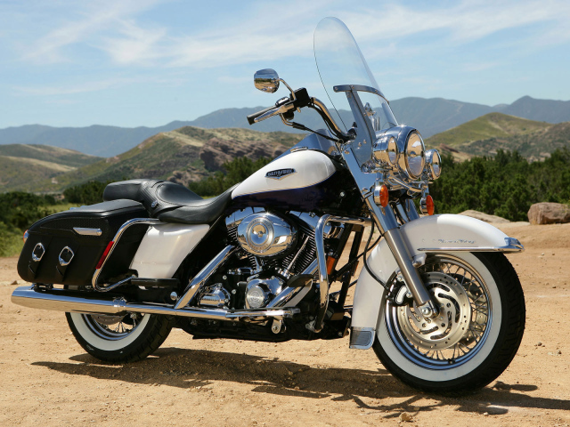 Мотоцикл модели Harley-Davidson Road King Anniversary Edition