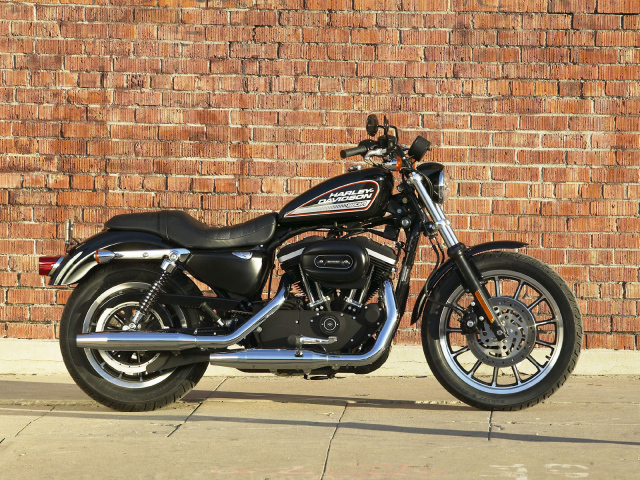 Мотоцикл модели Harley-Davidson XL 883R Sportster Roadster