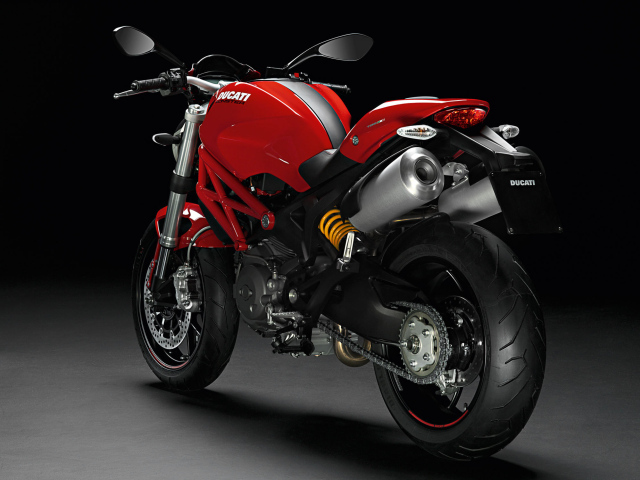 Новый мотоцикл на дороге Ducati Monster 796 Corse Stripe