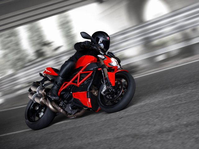 Новый мотоцикл на дороге Ducati Streetfighter 848