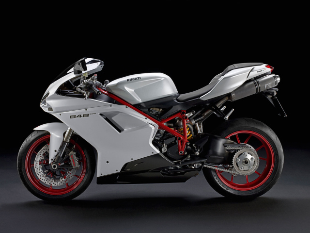 Новый мотоцикл на дороге Ducati Superbike 848 Evo