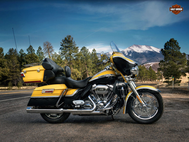 Новый мотоцикл на дороге Harley-Davidson CVO Electra Glide Ultra Classic