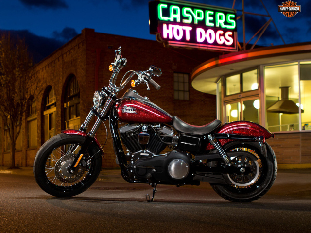 Новый мотоцикл на дороге Harley-Davidson Dyna Street Bob