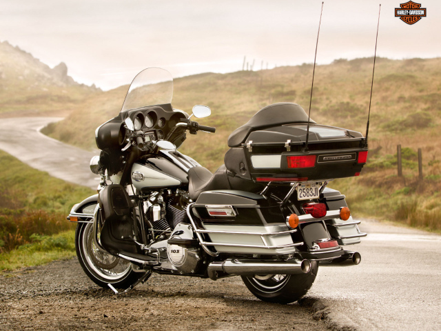 Новый мотоцикл на дороге Harley-Davidson Electra Glide Ultra Classic