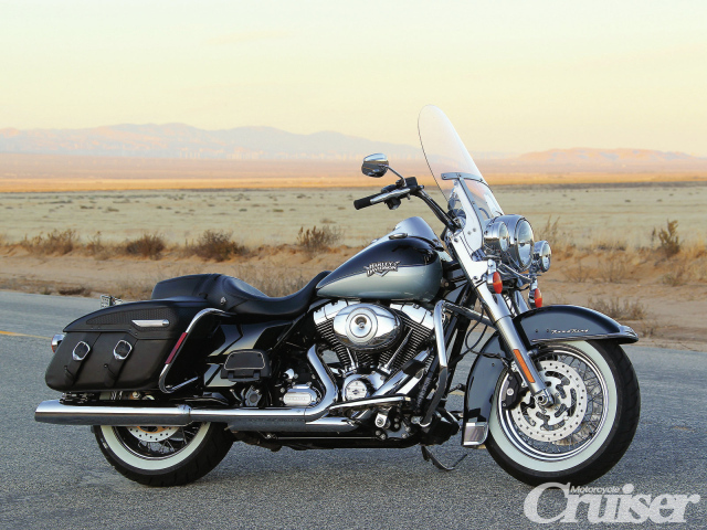 Новый мотоцикл на дороге Harley-Davidson Road King Anniversary Edition